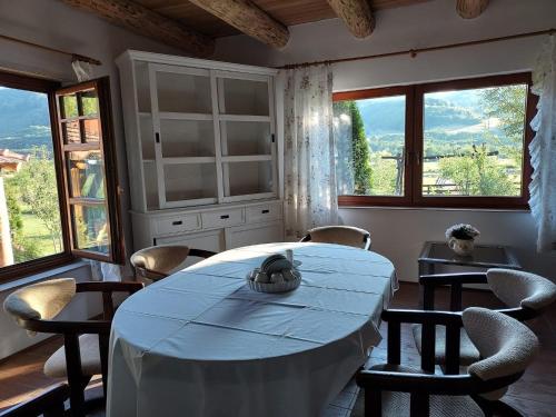 普拉伊德Country Chalet的一间带桌椅和窗户的用餐室