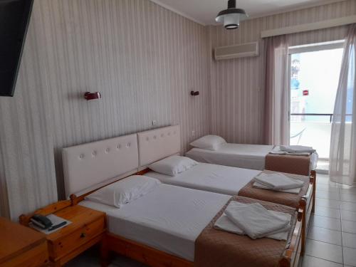 科斯镇法厄同酒店的客房设有两张床和一扇窗户。