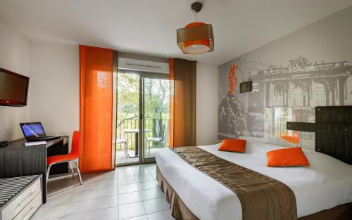 蒙彼利埃蒙彼利埃千禧拉格朗日公寓式酒店 的一间卧室配有一张床、一张书桌和一个窗户。
