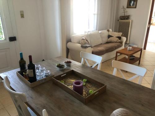 斯基罗斯岛Al Mare Skyros, Fully-equipped house的客厅配有带葡萄酒瓶的桌子