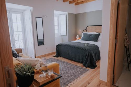 康斯坦西亚CASADORIO的一间卧室配有一张床和一张沙发