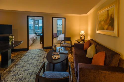 麦加普尔曼赞姆赞姆麦加酒店的客厅配有沙发和桌子