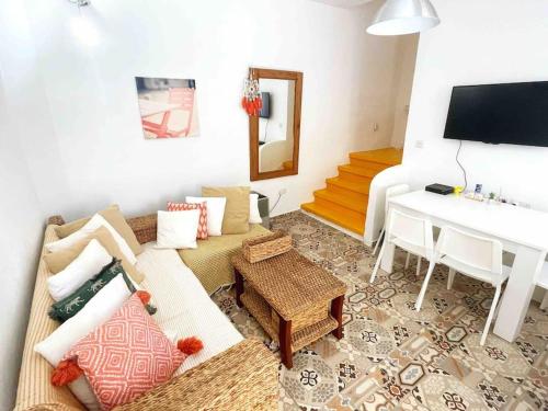 森格莱阿MoCo, modern comfort in historic city of Senglea的带沙发和白色钢琴的客厅