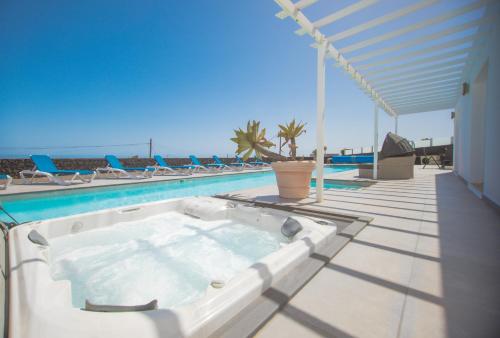 ConilCasa Conil with a private 25 meter heated pool的庭院内带热水浴池的游泳池