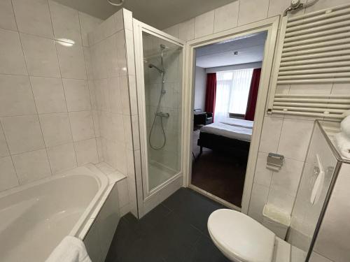 莫伦霍克莫伦-奈梅亨凡德瓦克酒店的带浴缸、卫生间和淋浴的浴室。