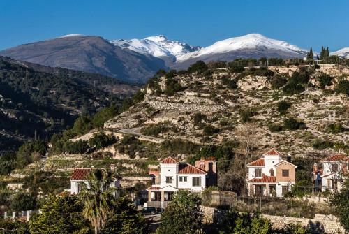 贝莱斯德韦瑙达利亚Villa Blanca - Granada Coast的山丘上积雪覆盖的山丘上的一群房子