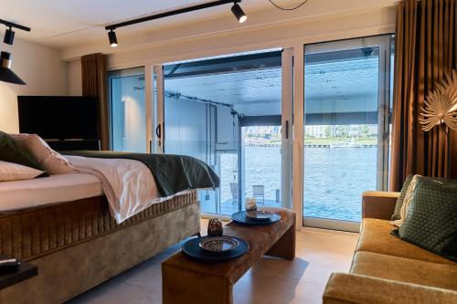 哈尔德韦克Nomad Water Studio的一间卧室配有一张床,享有水景