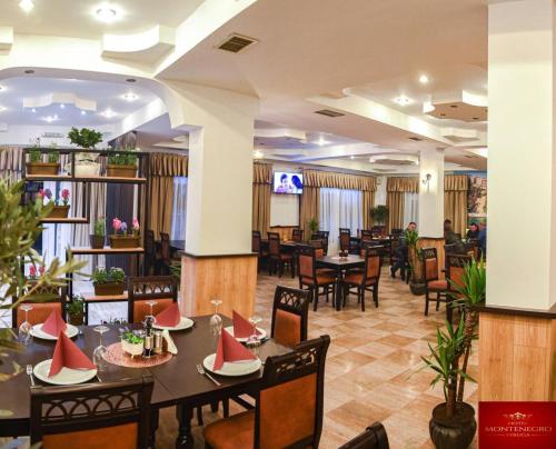 斯特鲁加Hotel Montenegro的餐厅内带桌椅的用餐室