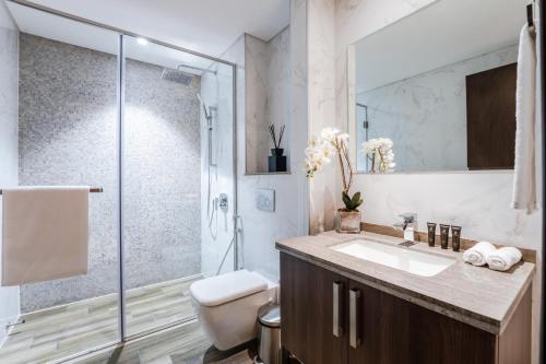 迪拜Lusso Hometels J One Business Bay的浴室配有卫生间、盥洗盆和淋浴。