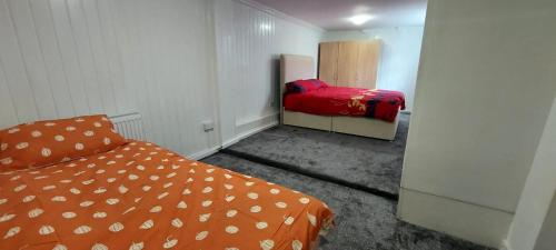 罗瑟勒姆Lovely 3-Bed Apartment in Parkgate Rotherham的一间小房间,房间内设有两张床
