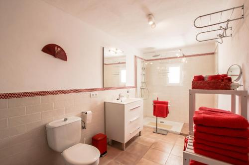 圣卡洛斯Can Jaume Guillem的浴室配有白色卫生间和盥洗盆。