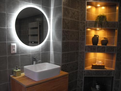 索姆勒兹Le Sommelet的一间带水槽和镜子的浴室