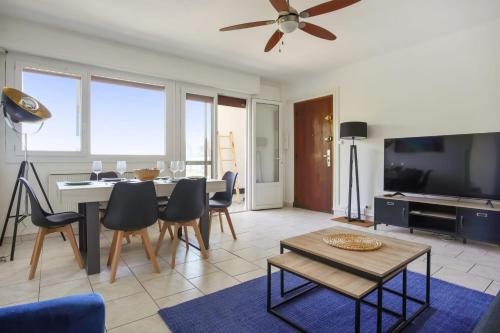 耶尔Superb apartment with loggia and view on the sea - Hyères - Welkeys的客厅配有桌椅和电视。