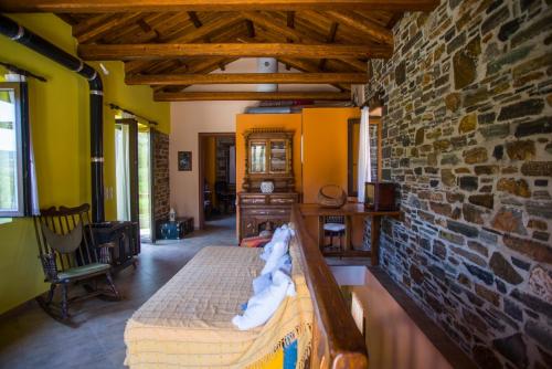 ZárakesIris' Traditional Stone House的一间卧室设有一张床和砖墙