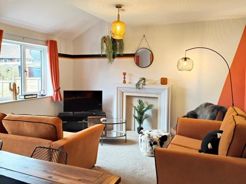 卡莱尔Carvetii - Phoenix House - Near Hospital, max 8 ppl的客厅配有橙色家具和电视