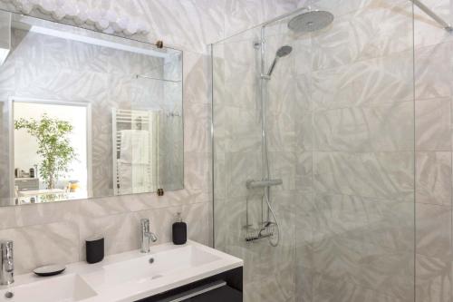 博韦La maison de Michel的带淋浴、盥洗盆和镜子的浴室