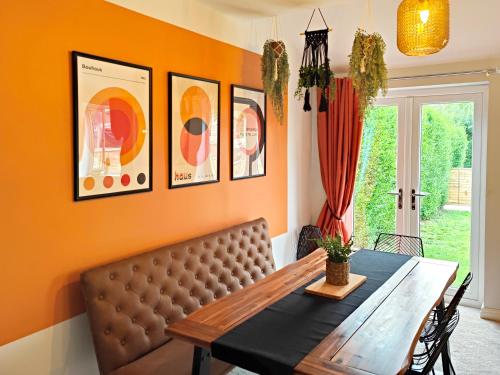卡莱尔Carvetii - Phoenix House - Near Hospital, max 8 ppl的一间带桌子和棕色沙发的用餐室