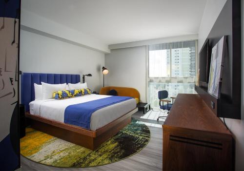 迈阿密Hotel Indigo Miami Brickell, an IHG Hotel的酒店客房,配有床和电视