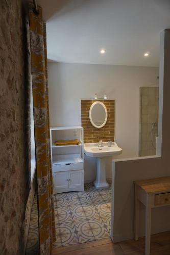 NazellesLe Moulin de Moquesouris - Chambres d'hôtes et table d'hôte的一间带水槽和镜子的浴室