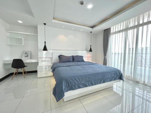 金边PTH Residence的白色卧室设有蓝色的床和窗户