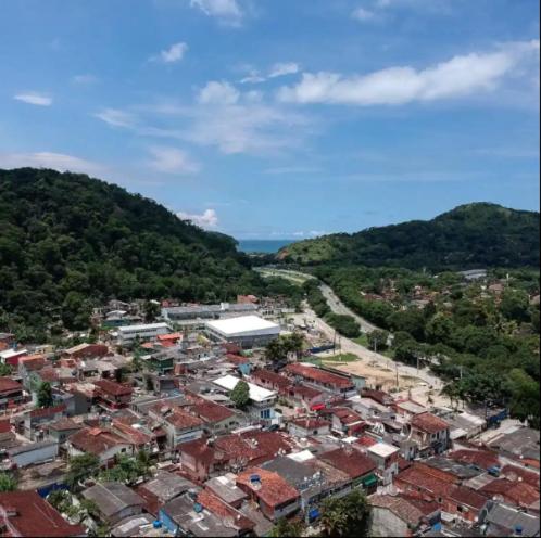 圣塞巴斯蒂安Casa com estacionamento coberto, localizada em Vila Sahy的享有城市的空中景观,拥有建筑和山脉