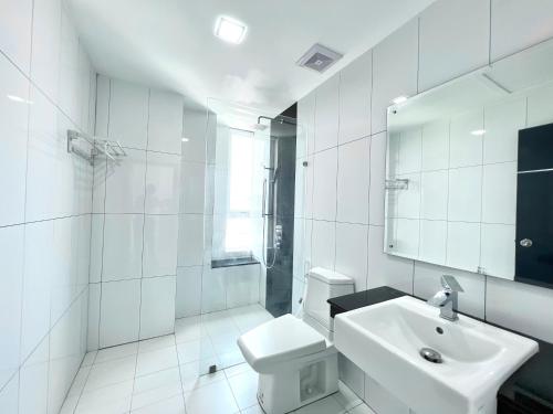 金边PTH Residence的白色的浴室设有水槽和卫生间。