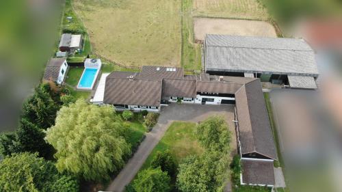 BosauLandhaus Hideaway mit Aussenpool, Sauna und Kamin的享有带庭院的房屋的空中景致