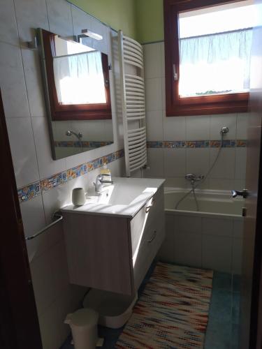 特雷维索L'appartamento Italia B.的浴室配有盥洗盆、镜子和浴缸