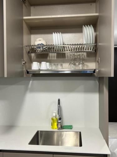 吉隆坡Eaton Suites KLCC的厨房设有水槽和餐具架