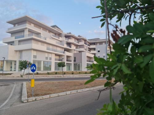 莱切MYHome Lecce - SalentoSouthApulia的道路一侧的公寓楼