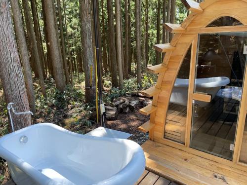 郡上市North Villge Hirugano - Vacation STAY 32983v的树林中设有浴缸的树屋
