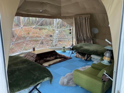 郡上市North Villge Hirugano - Vacation STAY 32983v的一间设有帐篷的客房,帐篷内设有一个壁炉