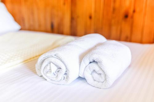 库塔伊西Eco Cottage的床上的一大堆毛巾