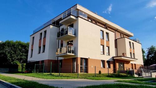 耶莱尼亚古拉Apartament Sołtysia Góra的旁边带阳台的建筑