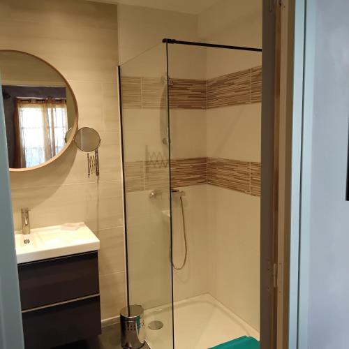 BuéLa coquette的带淋浴和盥洗盆的浴室