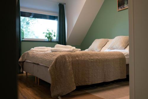 翁格罗维茨Mięta的一间卧室设有两张床和窗户。
