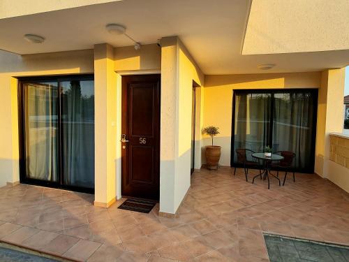 皮拉PylaApts - Apartments near the beach的一座拥有黄色墙壁的房子的前门