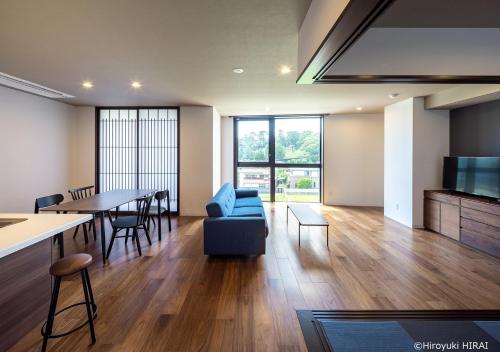 小田原市THE VIEW Odawara shiro-no mieru hotel - Vacation STAY 66090v的客厅配有蓝色的沙发和桌子