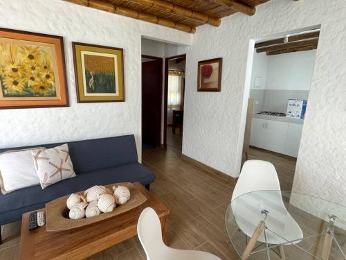 帕拉卡斯Departamento pequeño 2 BR en zona ideal de Paracas的客厅配有蓝色的沙发和桌子