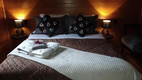 乌鲁比西Sentiero Cabanas Boutique的一张带两条毛巾和枕头的床