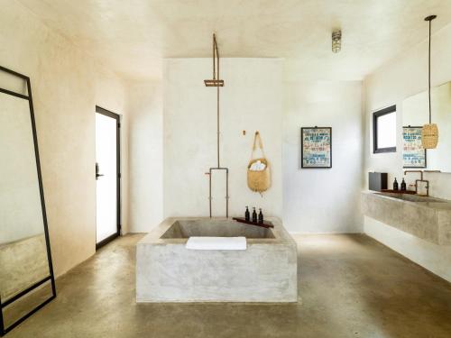 圣何塞德尔卡沃Drift San Jose del Cabo的一间大浴室,内设一个大浴缸