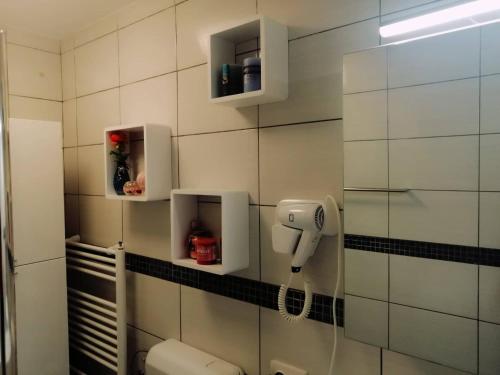 瓦拉日丁APARTMAN D&D***的浴室设有瓷砖墙壁上的电话