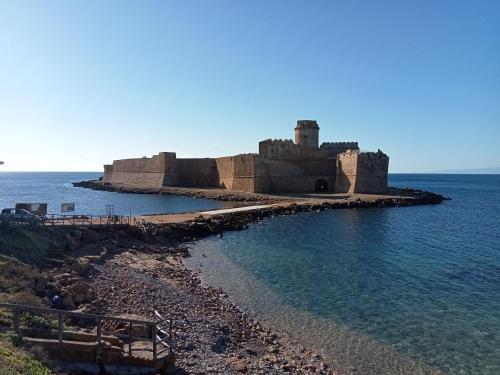 利卡斯戴勒Villa Capozza Maria Greca的海洋中一座古老的城堡