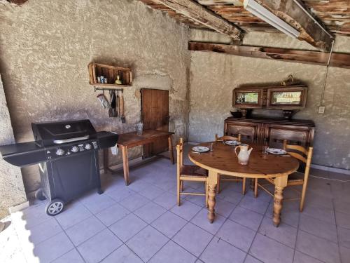 马洛塞讷La suite du beffroi的一间客房内配有桌子和炉灶的房间