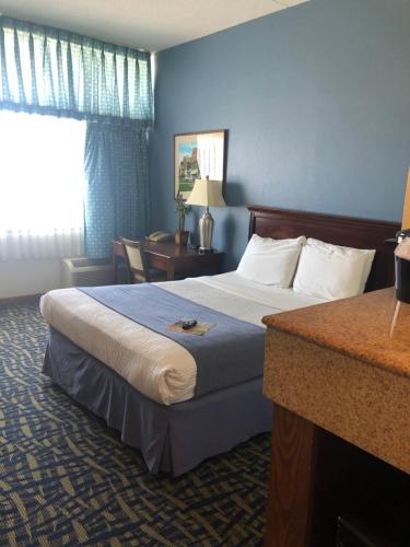弗吉尼亚海滩海角酒店的配有一张床和一张书桌的酒店客房