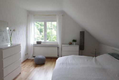 尼德根Bos En Kasteel的白色的卧室设有床和窗户