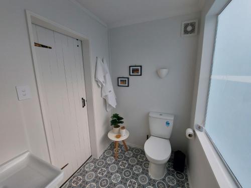 泰哈皮DuxHouse BnB的一间带卫生间和水槽的小浴室
