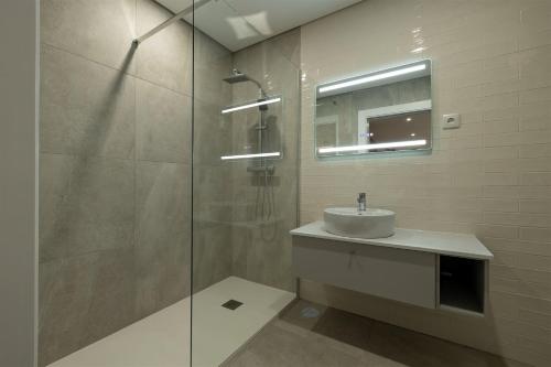 奥利维拉多霍斯比托Be Alva的一间带水槽和玻璃淋浴的浴室