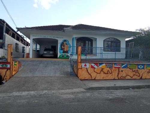 约恩维利Hostel e Pousada Boa Vista的前面有围栏的房子