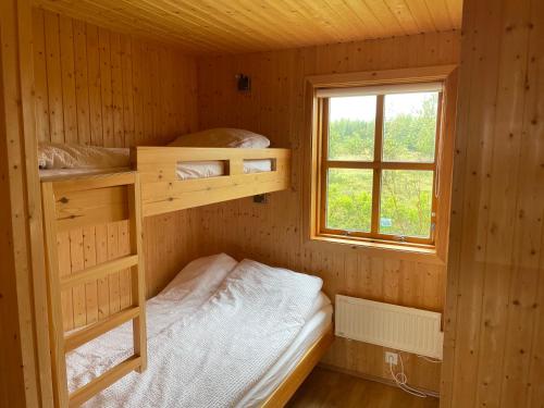 塞尔福斯Aurora Cottage on the Golden Circle的小房间设有双层床和窗户